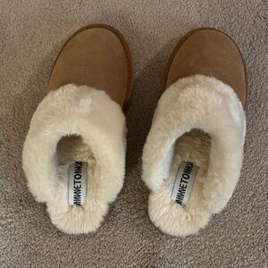 Minnetonka Shar Fur Trim Women's Slippers Never Worn Beige Size 7